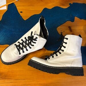 White leather black lace up heeled boots size 8.5 Men’s